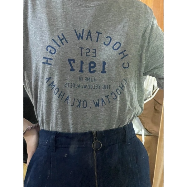 Áo thun, chân váy jeans đơn giản