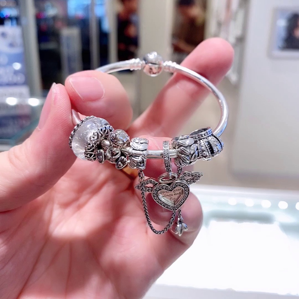 Trang phục thiên thần Pandora đi kèm với hộp quà tặng
