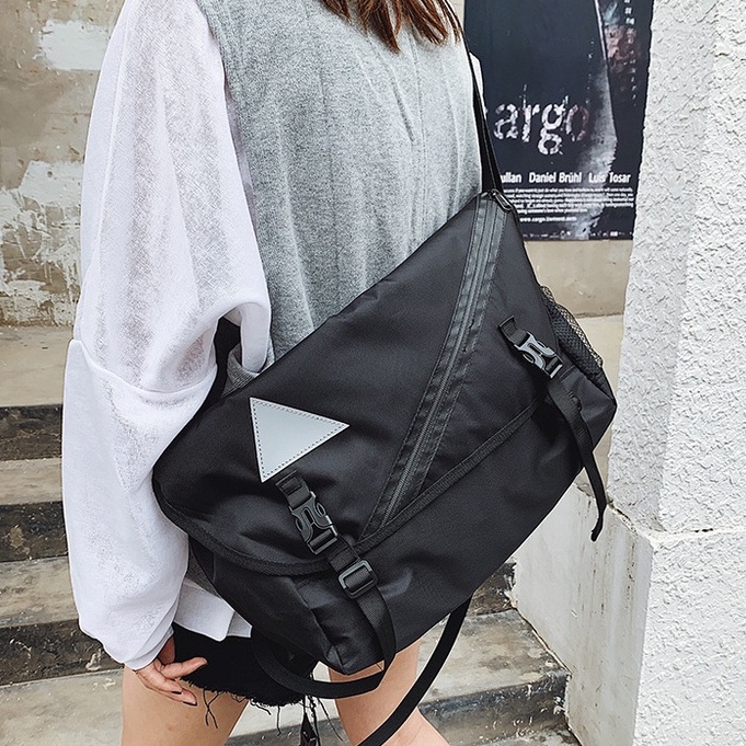 Túi đeo chéo chống nước đựng laptop họa tiết tam giác phản quang