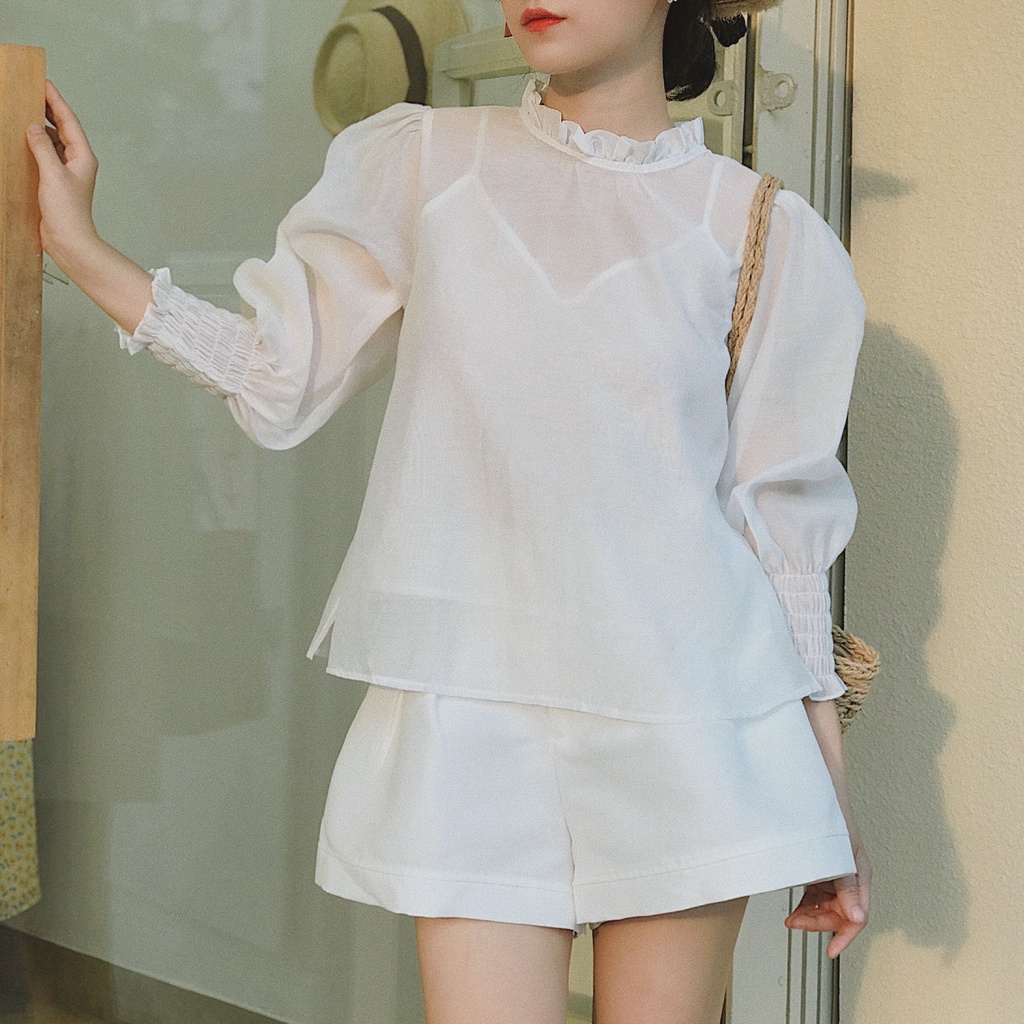 KIOBI – Áo kiểu Rosa suông, cổ tròn nhún bèo, tay phồng bo smocking, kèm áo lót 2 dây, vải organza tơ trắng - KIA21041T
