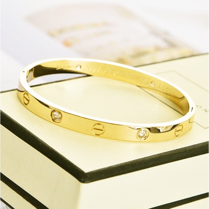 Vòng tay titan car tier màu vàng tươi đính đá đẹp, bền màu, hợp thời trang