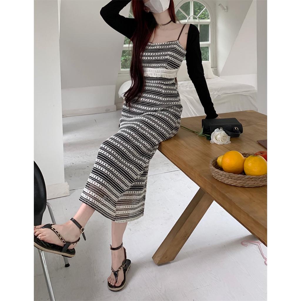 「 WELOVE1 」Đầm Midi Dệt Kim Hai Dây Xẻ Tà Dài Đến Giữa Bắp Chân Kẻ Sọc Đen Cổ Điển Mùa Hè Dành Cho Bạn Nữ