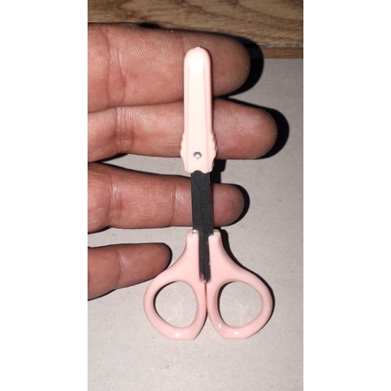 Một chiếc kéo mini dài 9 cm dùng cắt lông mi hoặc lông mũi bằng thép không gỉ có đầu bầu an toàn