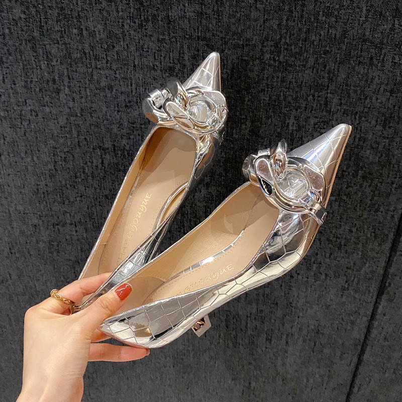 Giày Cao Gót 5cm Da Bóng Mũi Nhọn Miệng Nông Phối Dây Xích Kiểu Âu Mỹ Quyến Rũ Cho Bạn Gái