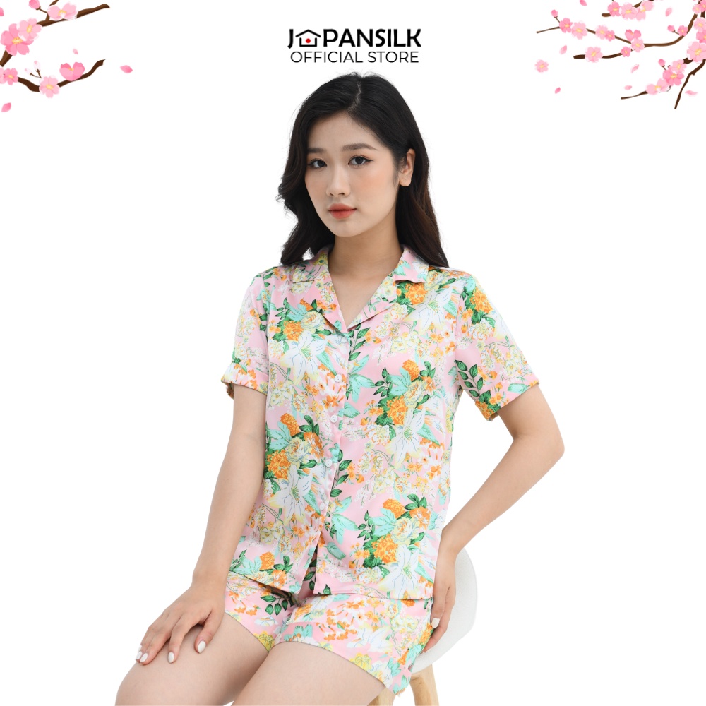 Đồ mặc nhà nữ Pyjama lụa JAPAN SILK, áo cộc quần đùi họa tiết hoa loa kèn trắng nền hồng tươi trẻ nhã nhặn BC059
