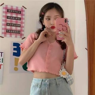 Áo croptop cổ V đính nút đơn giản