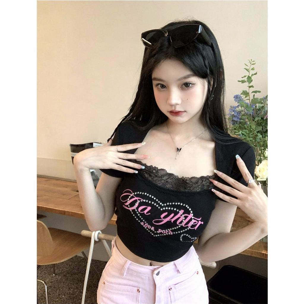 QKOOLE Bộ Áo Hai Dây In Chữ Hình Trái Tim Phối Khăn Choàng Màu Đen Tay Ngắn Thời Trang Mùa Hè Quyến Rũ Cho Nữ