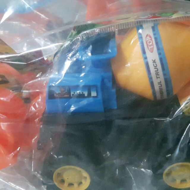 Đồ chơi xe lăn và trộn bê tông