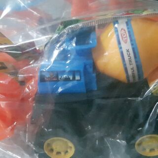 Đồ chơi xe lăn và trộn bê tông