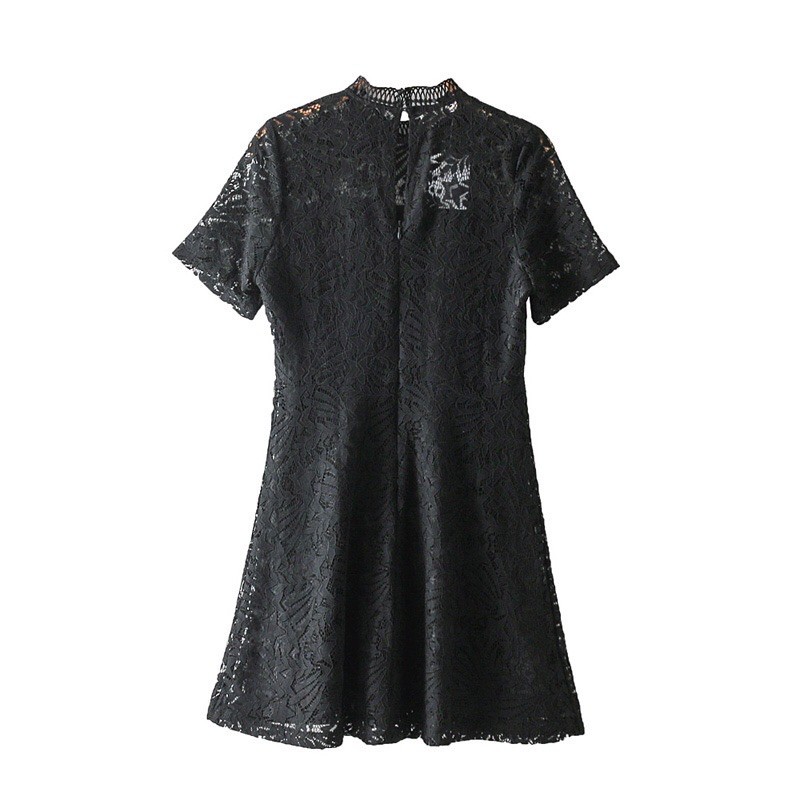 Đầm ren đen Urban Revivo