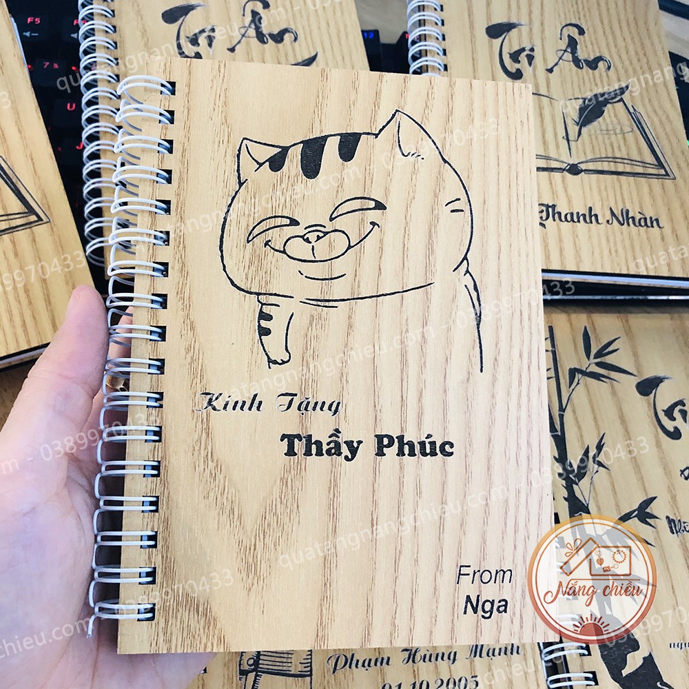 - Sổ tay bìa gỗ khắc tên theo yêu cầu - Khắc hình chibi mèo Ami bụng bự dễ thương