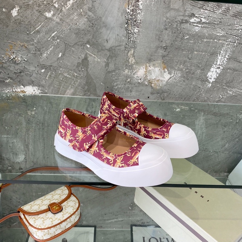 Giày đế bệt có quai hoạ tiết hổ thương hiệu Marni cao cấp