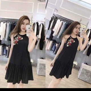 Váy lụa cổ yếm màu đen thêu hoa xả lỗ