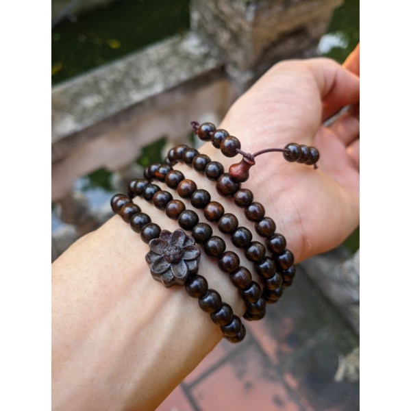 chuỗi hạt gỗ 108 vòng tay nữ hạt tròn 6 ly mix charm hoa sen - Trắc màu đennhiều hoặc đỏ nhiều