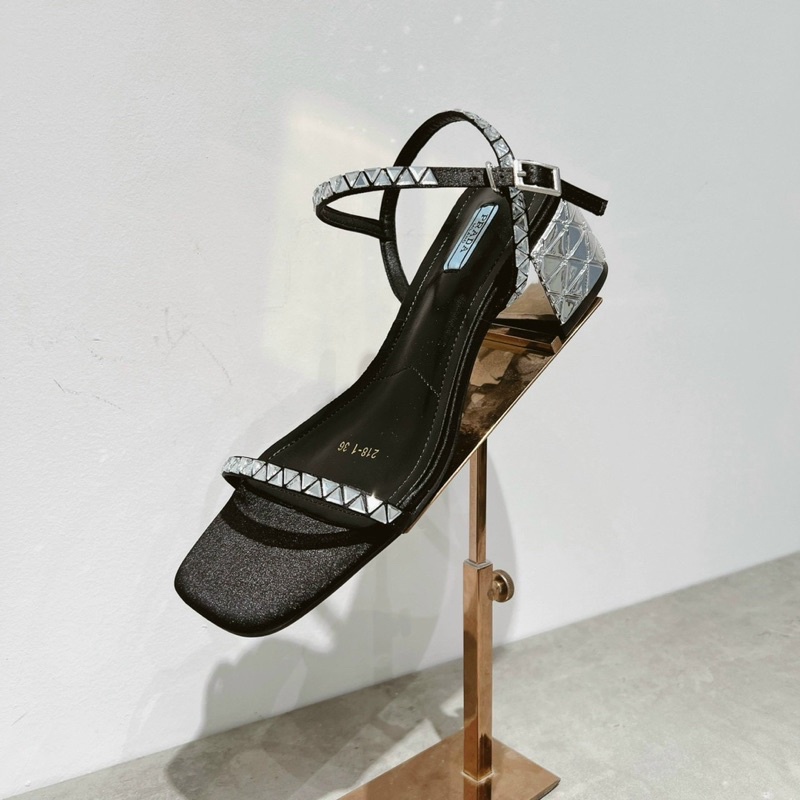 HÀNG VỀ!!!Sandal prada gót bạc quai đá trắng FULLBOX