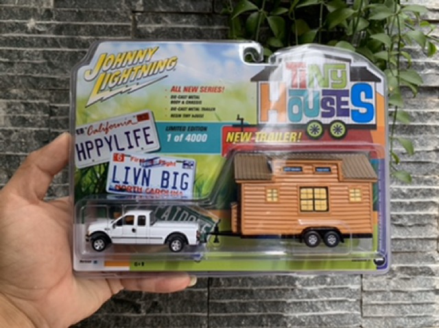 Johnny Lightning - 2004 Ford F-250 Super Duty with Tiny House - Xe mô hình tỉ lệ 1/64