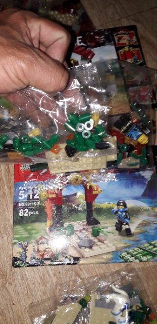 Lắp ráp 1 hộp LegoNinja Cube 99115 có nhiều chi tiết bằng nhựa ABS