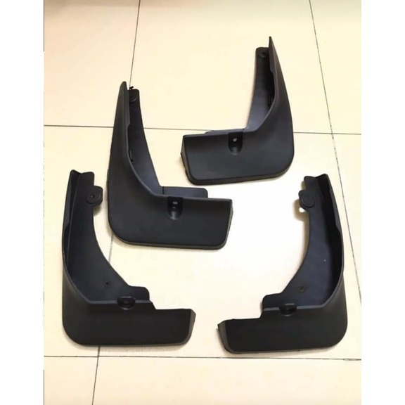 Bộ 4 Chắn Bùn Nhựa Dẻo Xe Toyota Cross 2019 2020 2021 2022 kèm ốc vít lắp vừa form xe, lắp đặt dễ dàng tại nhà