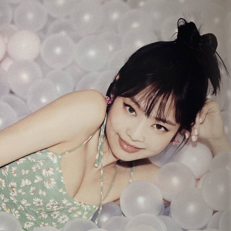 Đầm hai dây hoa cúc xanh giống Jennie BLACKPINK, Winter aespa