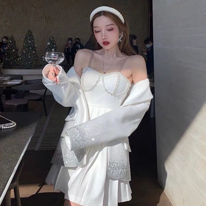 Váy hai dây màu trắng nhạt thời trang sang trọng gợi cảm cho nữ