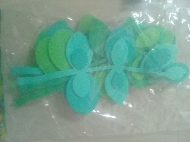 Hoa lá xốp bi tít sinh động tạo cho lớp một không gian nhiều màu sắc