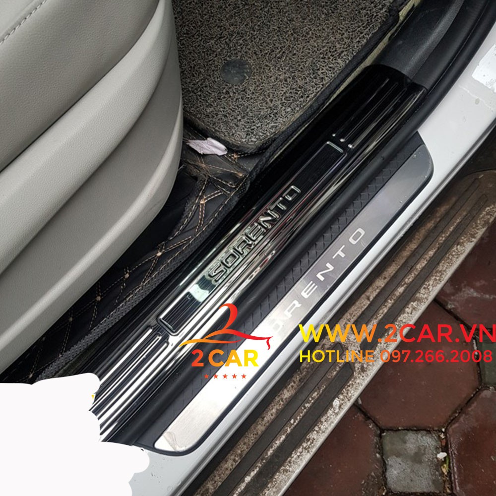 Ốp bậc chân trong xe KIA SORENTO 2021 chất liệu Titan cao cấp