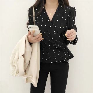 Áo cổ V họa tiết tim