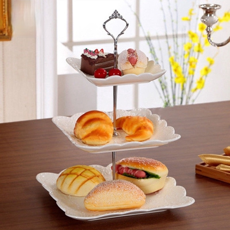 Khay đựng bánh 3 tầng có tay cầm tiện lợi