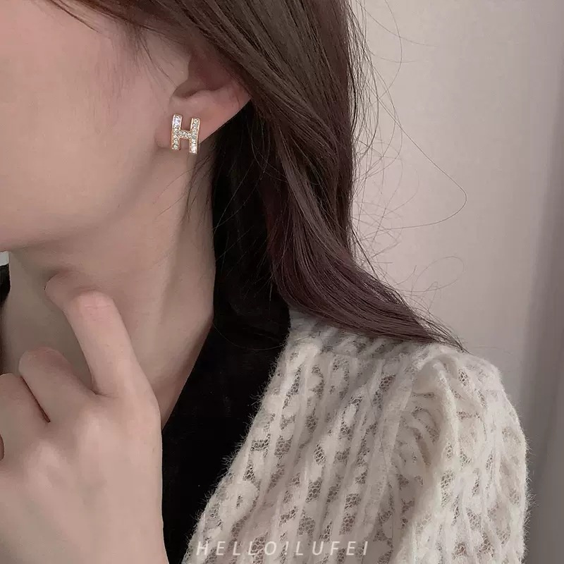 Khuyên Tai Chữ H Đính Đá Phong Cách Mới