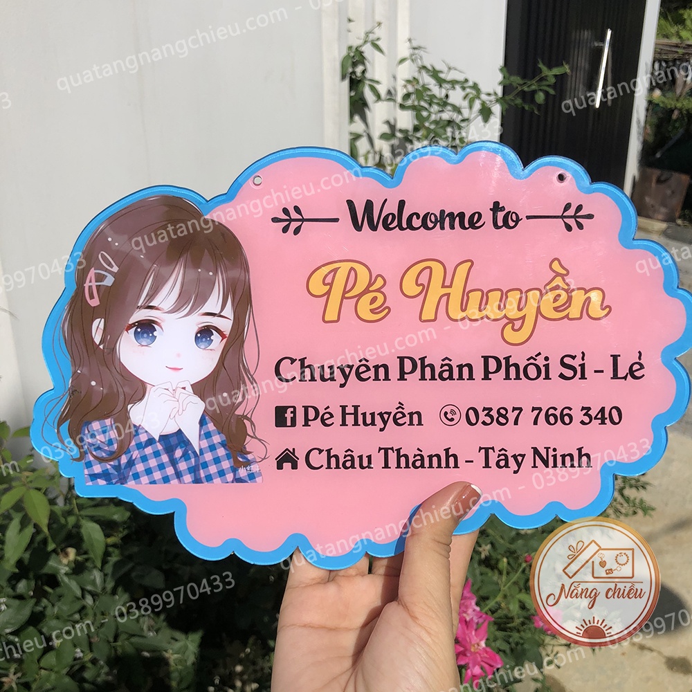 Bảng hiệu chất liệu mica thiết kế hình cô bé dễ thương - in thông tin shop theo yêu cầu - Đạo cụ chụp ảnh tiện lợi