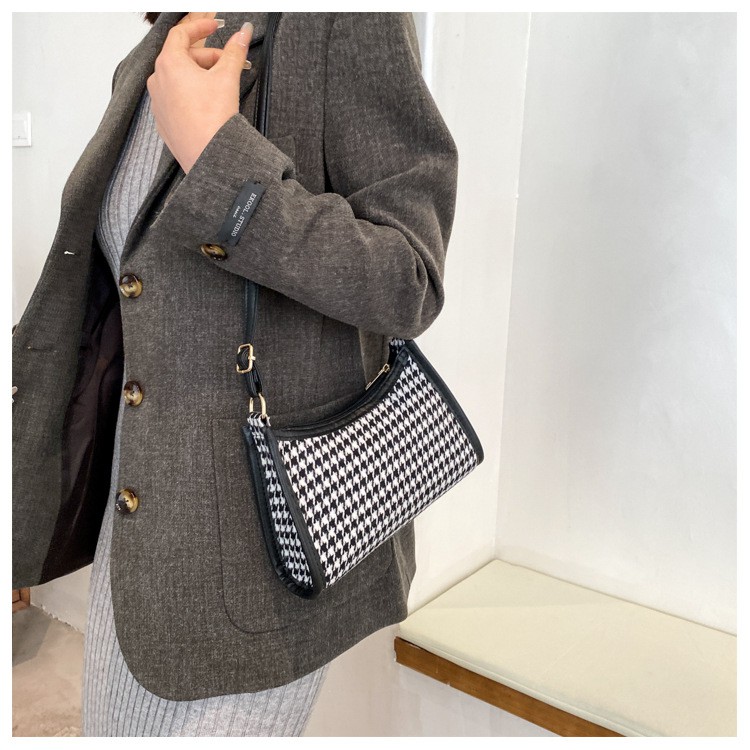 Túi nữ đeo chéo dáng vuông  phong cách cổ điển | BigBuy360 - bigbuy360.vn