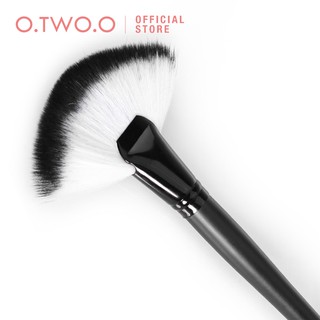 Cọ trang điểm O.TWO.O dạng cánh quạt thiết kế tay cầm cán dài dễ thao tác