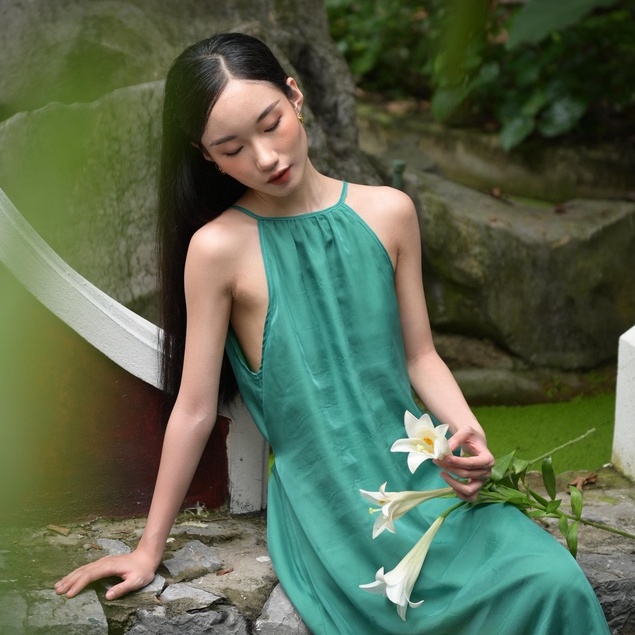 Váy maxi cổ yếm dáng suông đi biển | Váy lụa cổ yếm xòe rộng sang chảnh nổi bật | LIOLA
