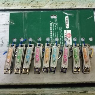 Bấm Cắt móng tay cho bé