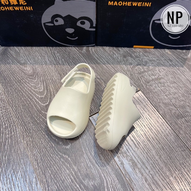 Dép bánh mì quai sau siêu dễ phối đồ cho bé trai và bé gái