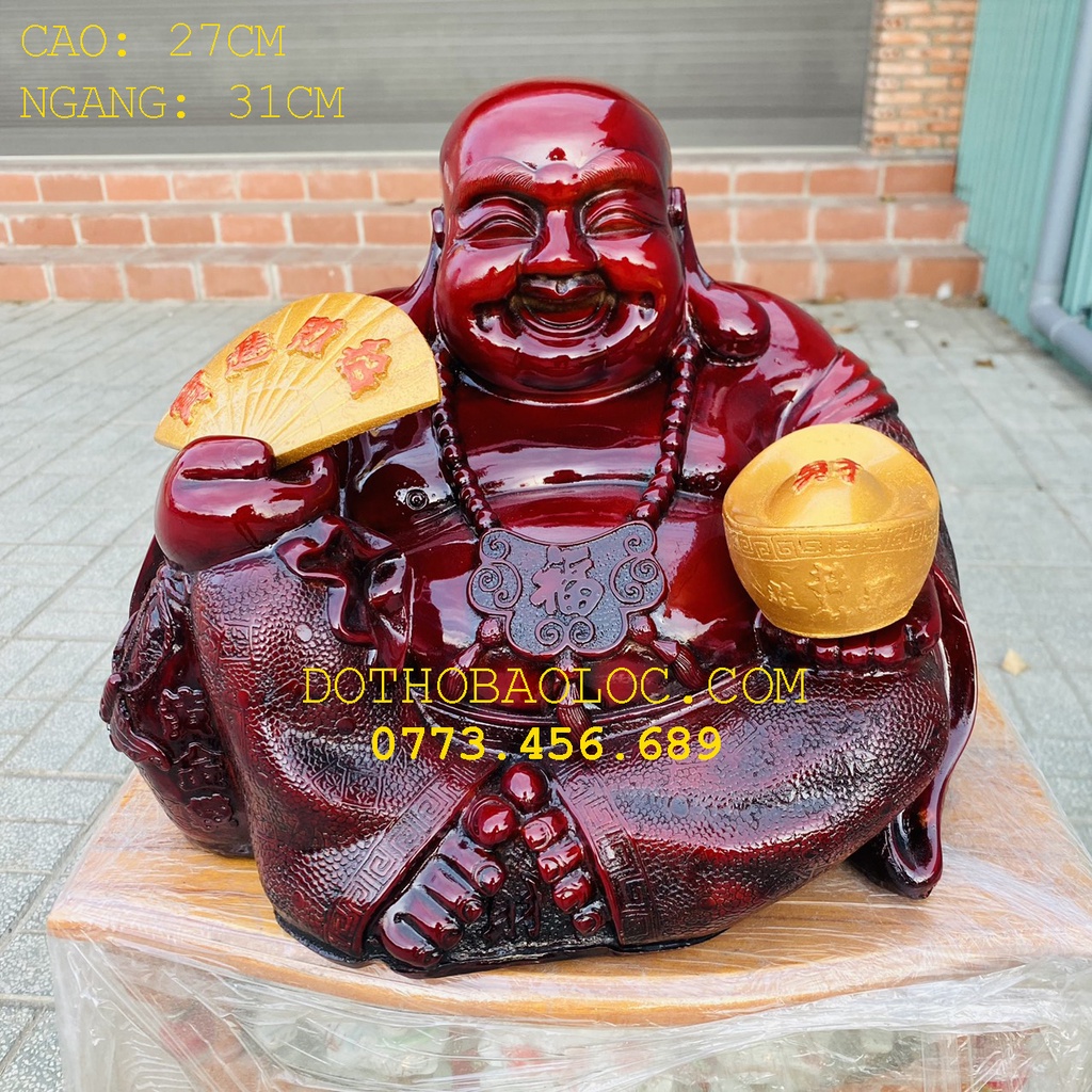 Tượng Di Lặc bột đá màu gỗ tay cầm quạt và thỏi vàng cao 27cm