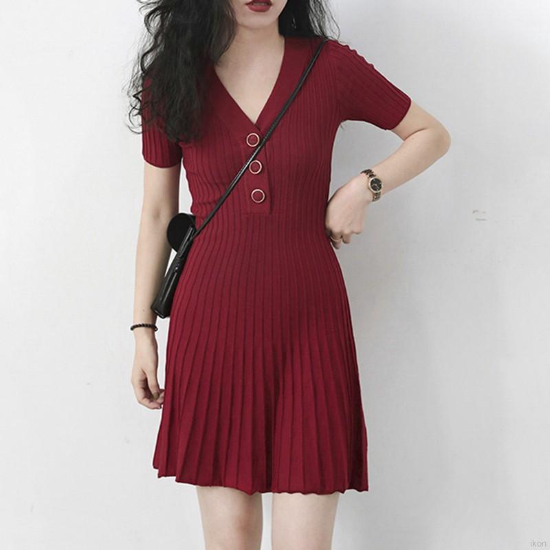 Đầm dệt kim tay ngắn phối nút thiết kế cổ chữ V thanh lịch