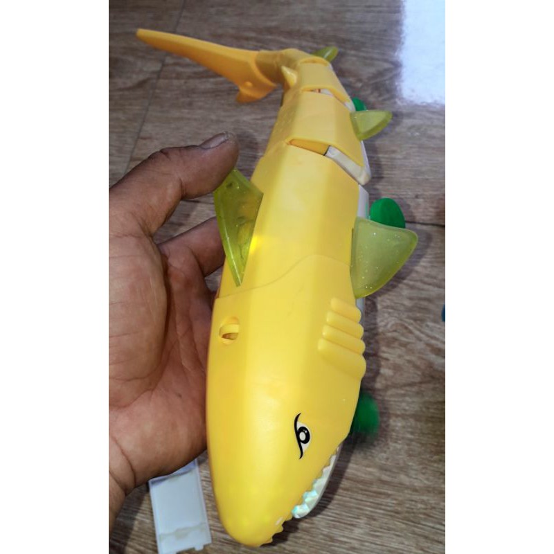 Một Cá_Mập mô hình bằng nhựa dài 32 cm chạy pin có nhạc và đèn Led rất đep_tặng kèm pin