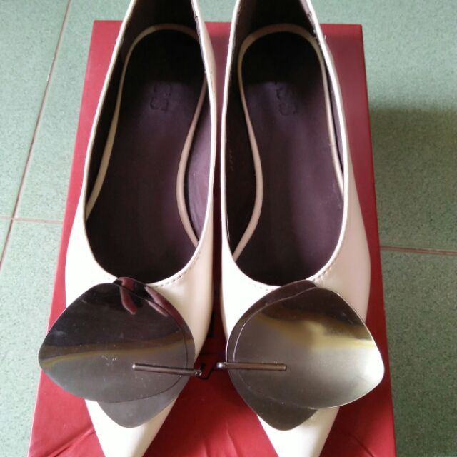 Giày bệt trắng