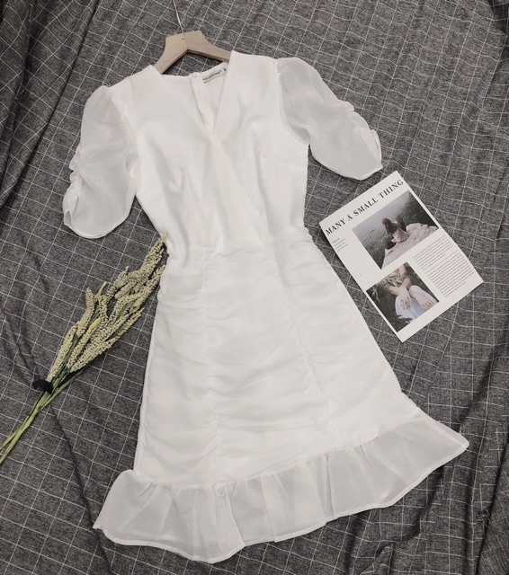 Váy trắng cổ V nhún thân | BigBuy360 - bigbuy360.vn