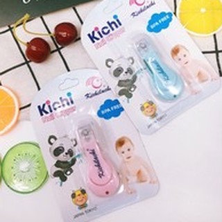 Bấm móng tay cho bé kichi