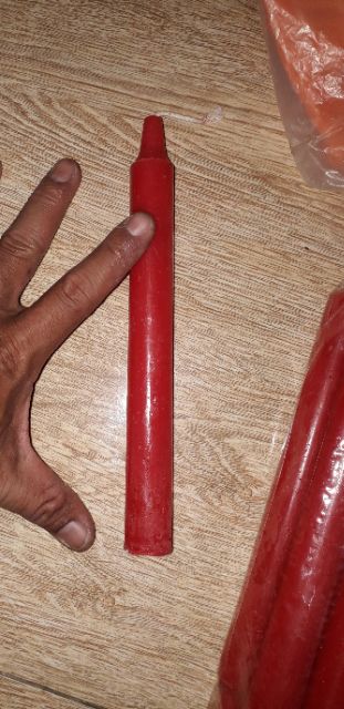 Một cây nến_đèn cầy màu đỏ dài 18cm và đường kính 15ly có mùi thơm nhẹ