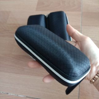 Hộp đựng mắt kính ( tặng khăn lau kính)