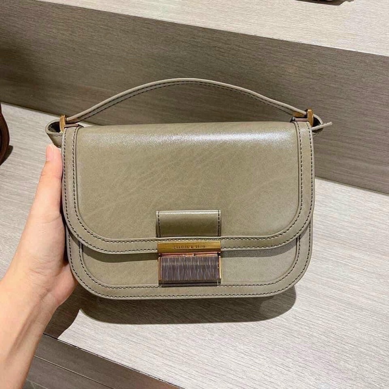 Túi chữ C khuy gài size 22 da mịn
