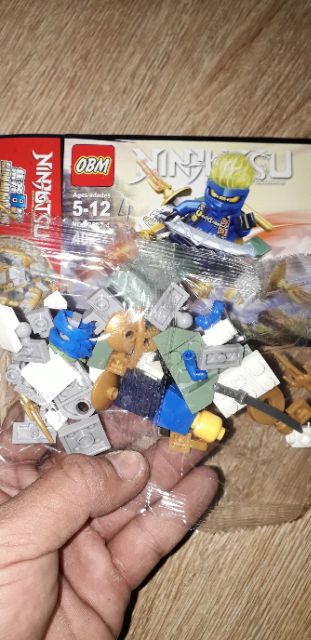Lắp ráp 1 hộp LegoNinjutsu 99527 có nhiều chi tiết bằng nhựa ABS