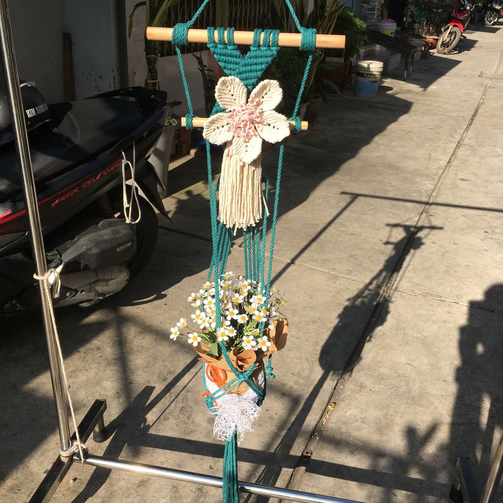 Giỏ treo chậu cây macrame màu xanh kèm hoa macrame ở phía trên tự thiết kế | Macrame plant hanging