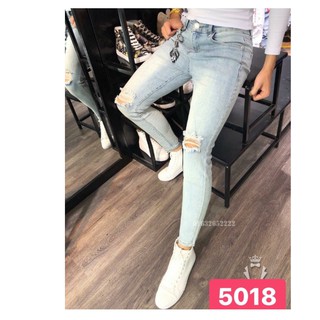 quần jean nam rách gối màu xanh nhạt bạc 5018