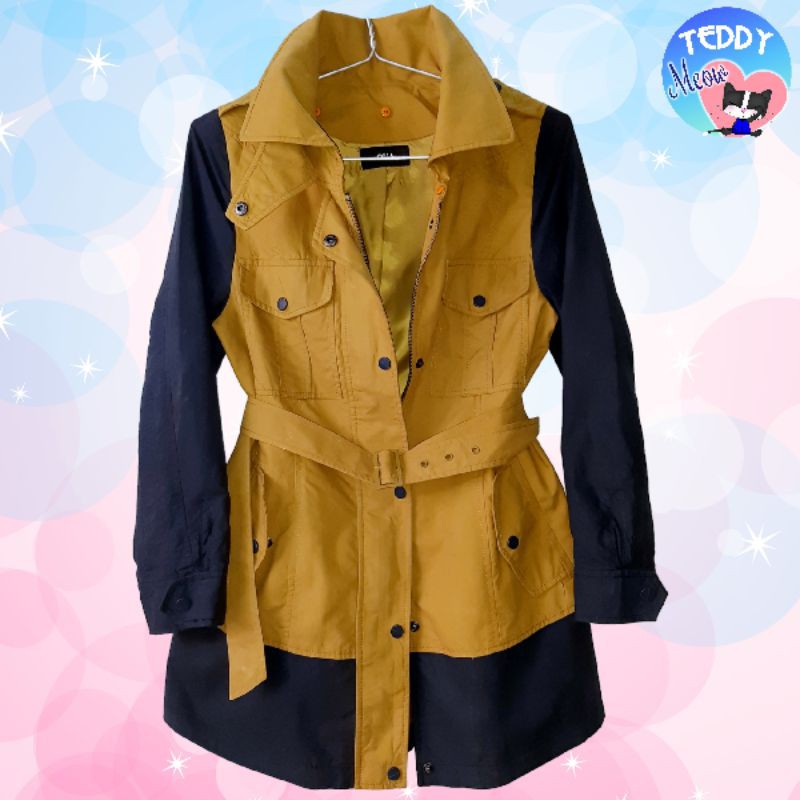 Teddy Meow - Áo Khoác Kaki Mịn Dáng Dài Hàn Quốc Q.U.A Kèm Belt Nhiều Túi, Chất Siêu Đẹp, Xanh Đen Phối Vàng Mustard