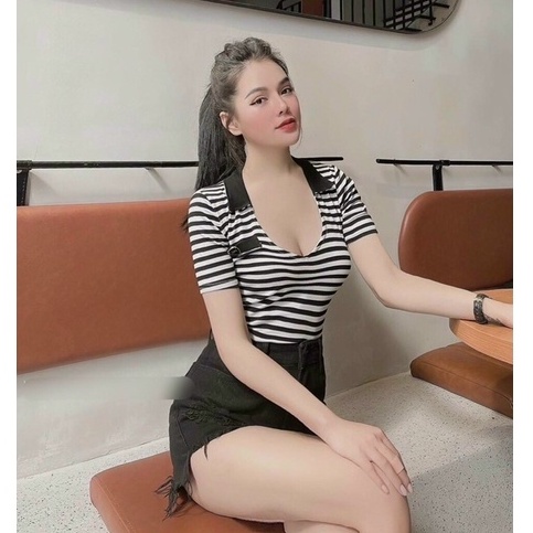 Áo cổ U bẻ huy hiệu chất siêu đẹp