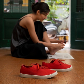 Giày Một vải quá đỏ có dây